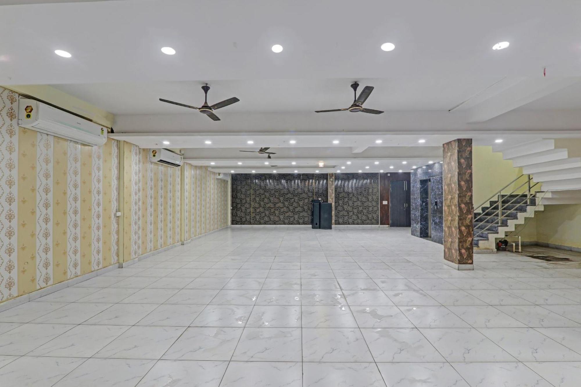 Collection O Srg Hotel Chinhat Exterior foto
